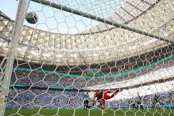 高校学生齐聚阶梯教室看世界杯，学校还发零食，学校为什么要这么做呢？