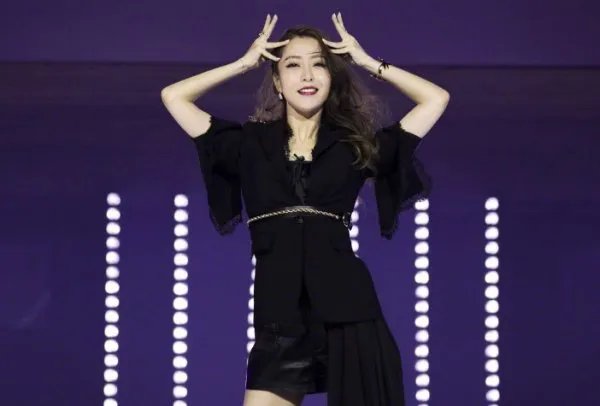 宁静看到白冰齐刘海的反应，宁静为何会做出夸张表情？