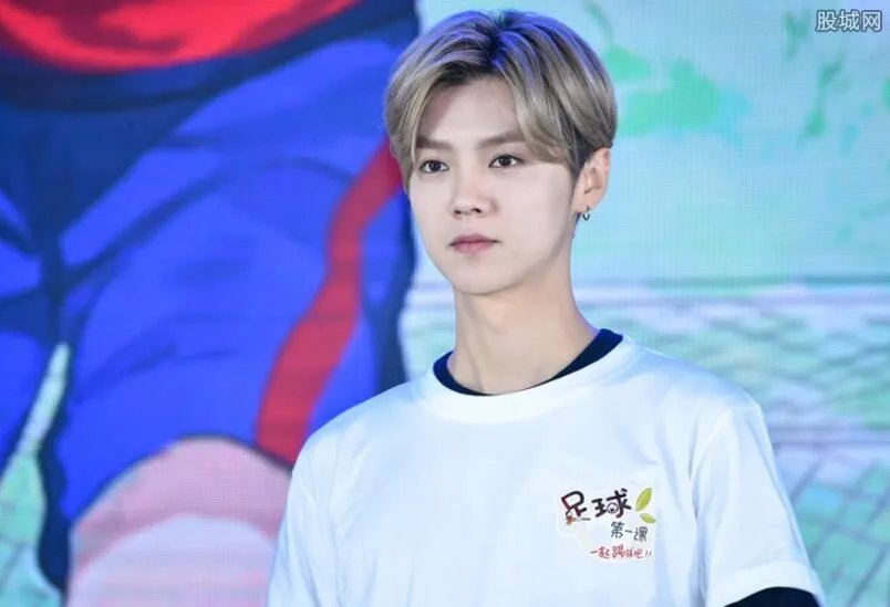 鹿晗关晓彤当街热吻 两人亲自演吻戏照片曝光