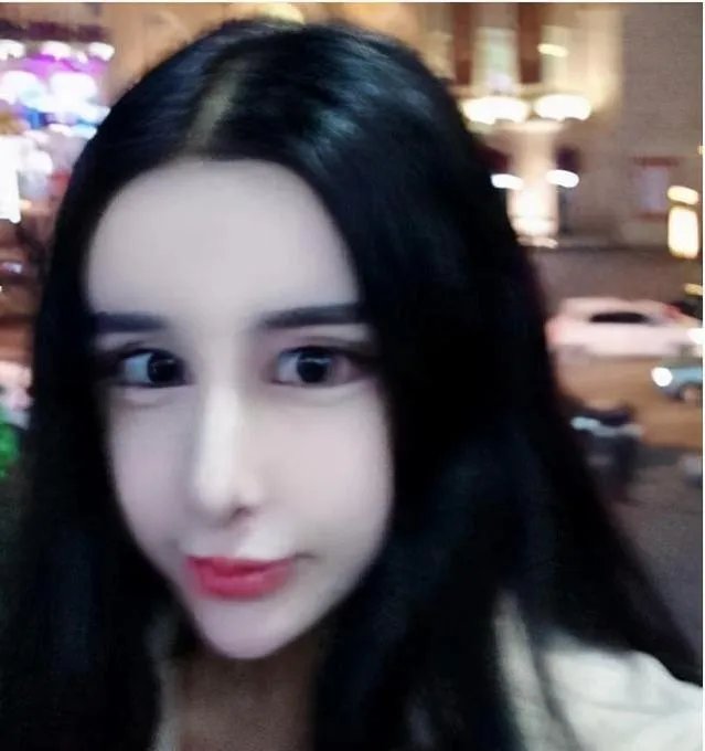 14岁就开始整容成“蛇精脸”，因炫富走红，现在又整成了混血，你怎么看？