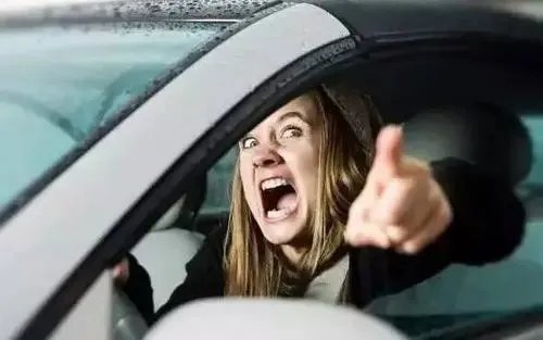 石家庄女司机不礼让行人还殴打辱骂协管员，她为何会在开车时如此暴躁？