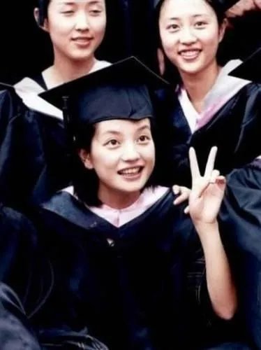 陈瑶晒学士服毕业照素颜清丽可爱，还有哪些明星晒过自己的毕业照，谁的最好看？