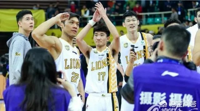 比赛还剩1分钟，林志杰下场，阿不都沙拉木鼓掌欢送，你怎么看？