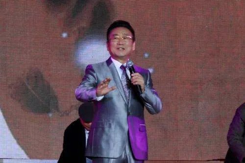 谭维维改编的摇滚《敢问路在何方》，为何大家反响如此强烈？