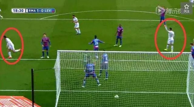 c罗队友进球为啥举手