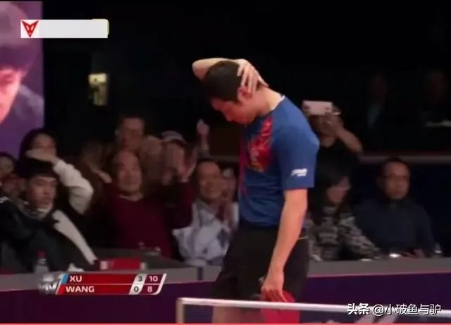 许昕最后一击战胜王楚钦瞬间，为何摸着自己的后脑勺直摇头，如何解读这一举动？