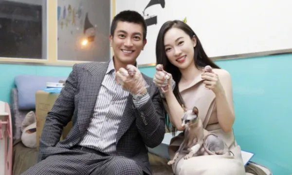 霍思燕庆生现场曝光，嗯哼送妈妈手绘贺卡好温馨，这一家的氛围如何？