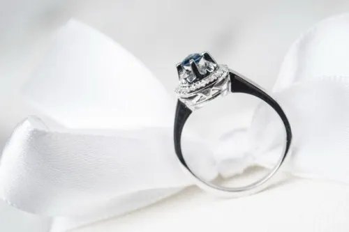 结婚钻戒一般买多大合适 如何挑选结婚钻戒