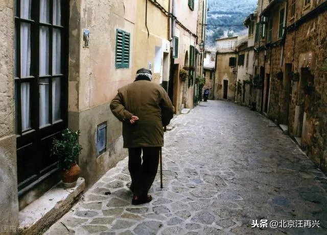 “很多老人生病住院了才懂:人到老年,老伴指望不上”你怎么看?