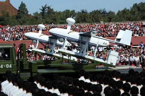 为什么无人机不能以编队飞行的形式接受检阅?