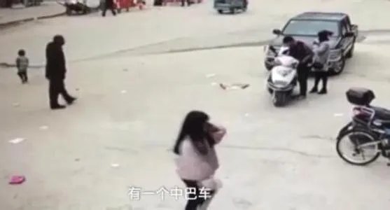 中巴女孩身上碾过是怎么回事?