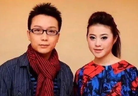 李玉刚隐藏多年的老婆来头不小，岳父背景更是了不得，难怪不公开，是谁呢？