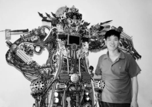民间达人无所不能！闭门五年自制机器人举世震惊