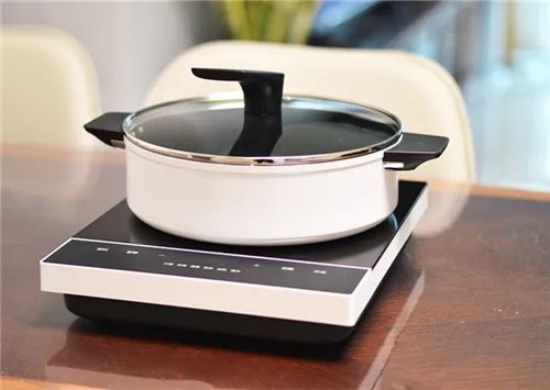 电磁炉面板裂了还能用吗