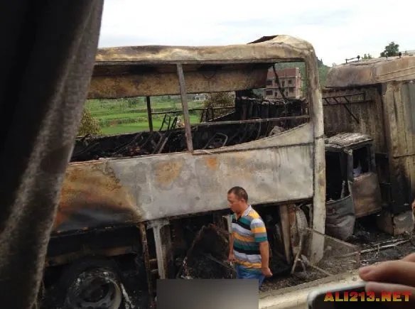 湖南发生严重车祸 货车大巴相撞爆炸仅4人逃出