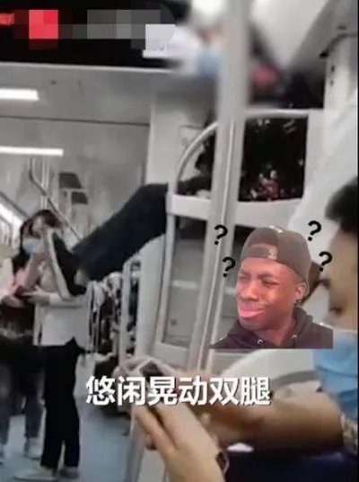 老太爬上地铁车厢行李架上蹭坐,现场到底发生了什么?