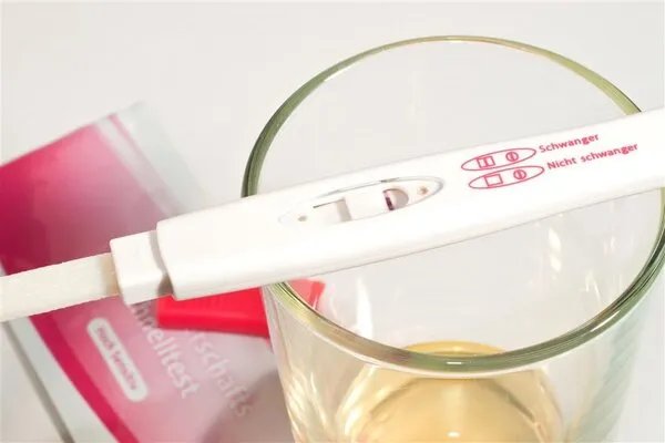 验孕棒一浅一深是怀了还是没有怀？一种情况很危险