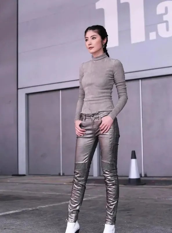 陈慧琳演出被冻到表情失控，穿了羽绒长裙也顶不住，怎么那么敬业呢？