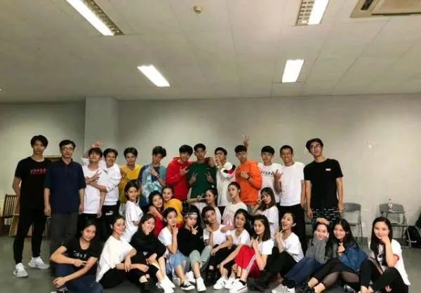 赵露思、罗一舟《后浪》杀青剧照曝出，这部剧讲述了什么故事？