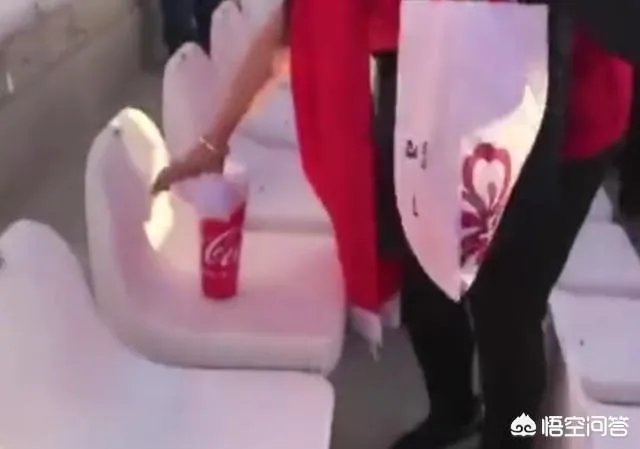 如何评价亚洲杯男足取得首胜后，中国球迷赛后主动清理观众席垃圾的行为？