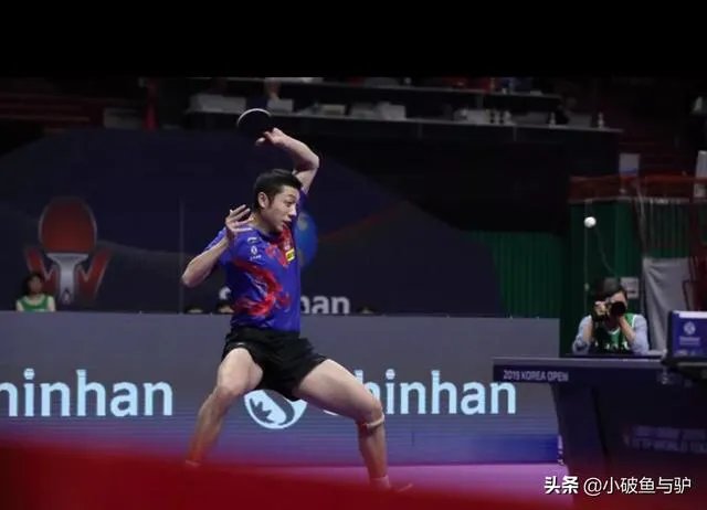 许昕最后一击战胜王楚钦瞬间，为何摸着自己的后脑勺直摇头，如何解读这一举动？