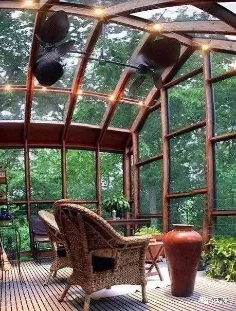 花园里有一间阳光房,美了这个灿烂的季节