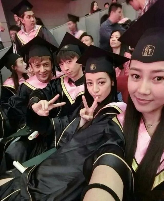 陈瑶晒学士服毕业照素颜清丽可爱，还有哪些明星晒过自己的毕业照，谁的最好看？