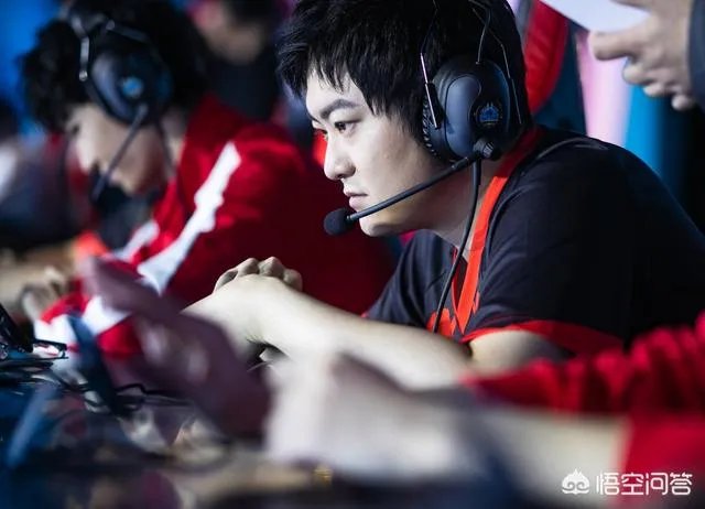 AG现场视频,麟羽、老帅指着数据面板,“狂笑”QG妖刀1.9K的输出,真的飘了吗?