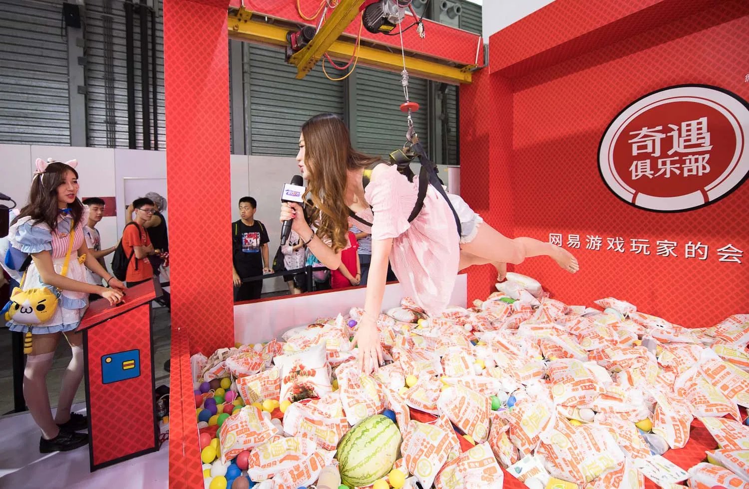 真人娃娃机到底有多好玩?不看SG只求当个娃娃夹走福利