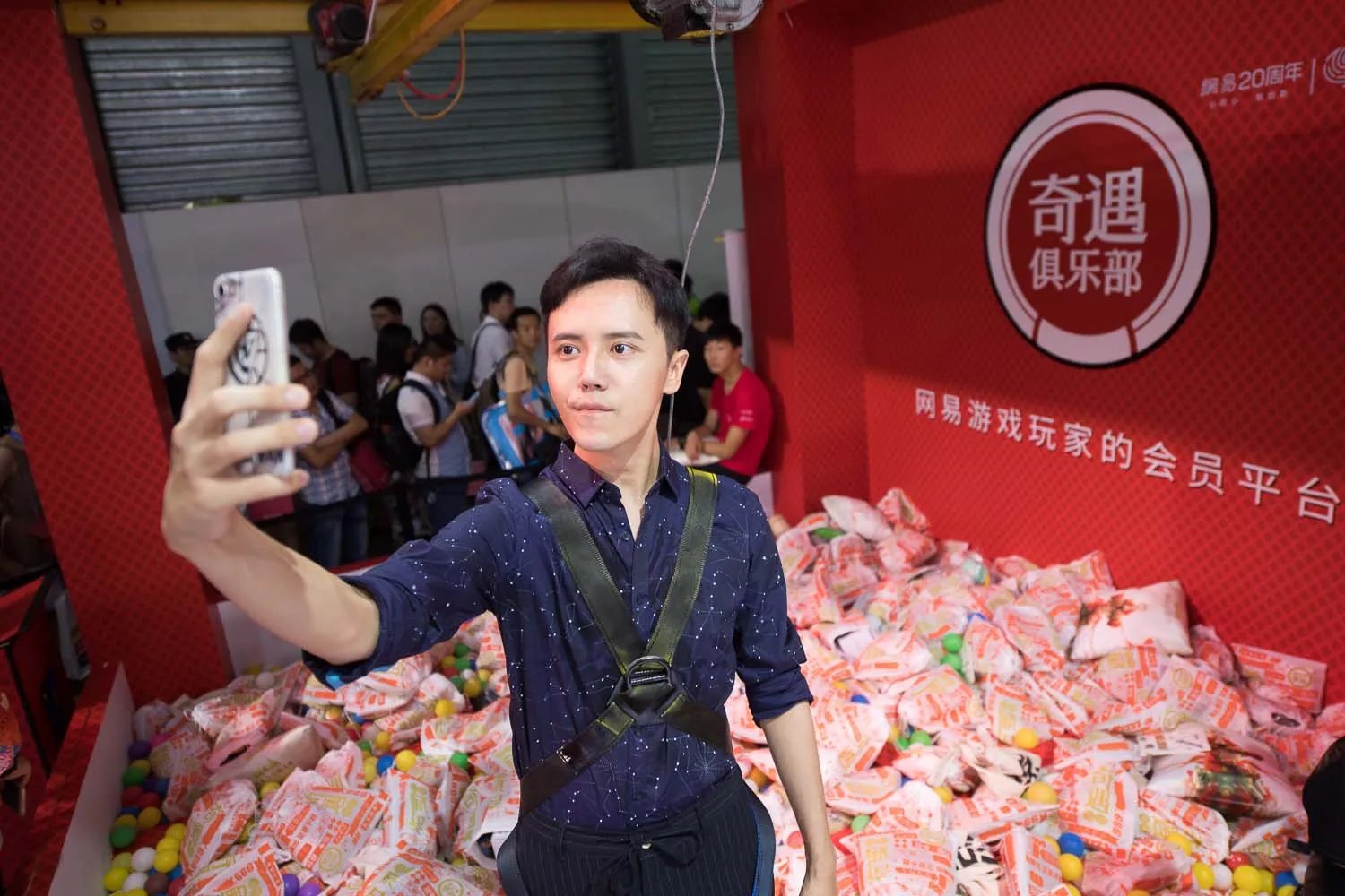 真人娃娃机到底有多好玩?不看SG只求当个娃娃夹走福利