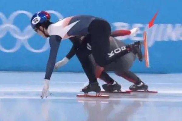 黄大宪摔倒没收刀险伤武大靖，黄大宪屡次犯规，是否是故意而为之？