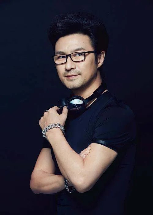 求汪峰 - 谢谢 (Live)mp3