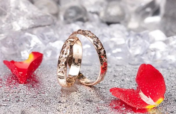 对戒戴左手还是右手 男女结婚戒指的正确戴法