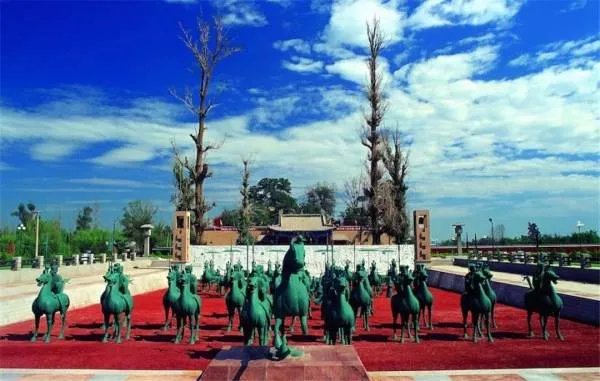 从兰州到敦煌自驾，沿途有哪些必去的景点