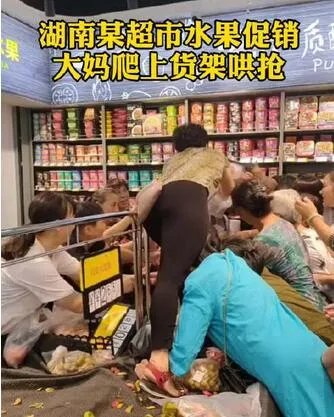 超市促销大妈爬上货架哄抢,为何坐公交的时候却很虚弱?