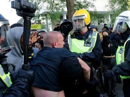 游行示威再出持刀行凶事件,英国政府还坚持鼓励自由?