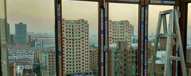 玻璃上有油漆怎么处理