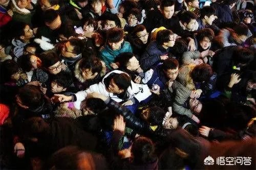 地铁上喊“卧倒”拍小视频引起慌乱，深圳警方：3男子被刑拘, 你怎么看？