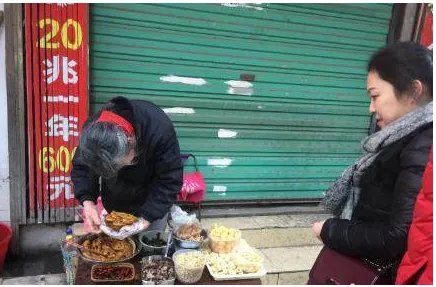 她卖自制小吃1毛钱1串是真的吗