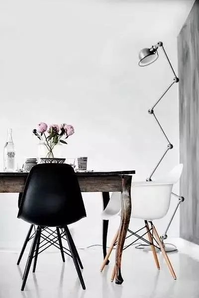 充满设计感的现代风格餐桌，餐厅照样时尚！