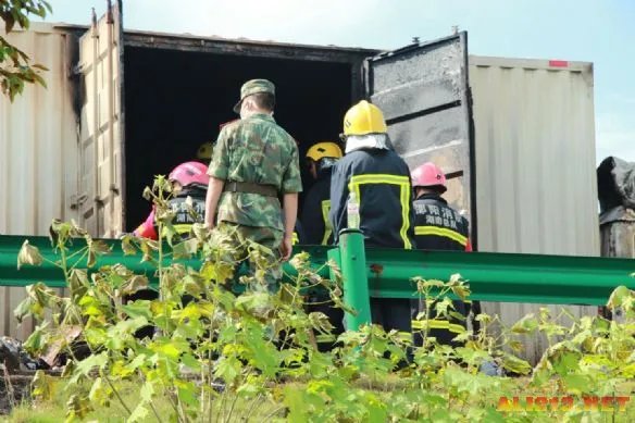 湖南发生严重车祸 货车大巴相撞爆炸仅4人逃出