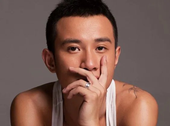 文章被目击牵手神秘女进夜店  其神秘女子身份大揭秘