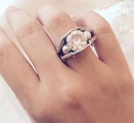 田朴珺晒钻戒秀恩爱 网友：是王石送的吗？