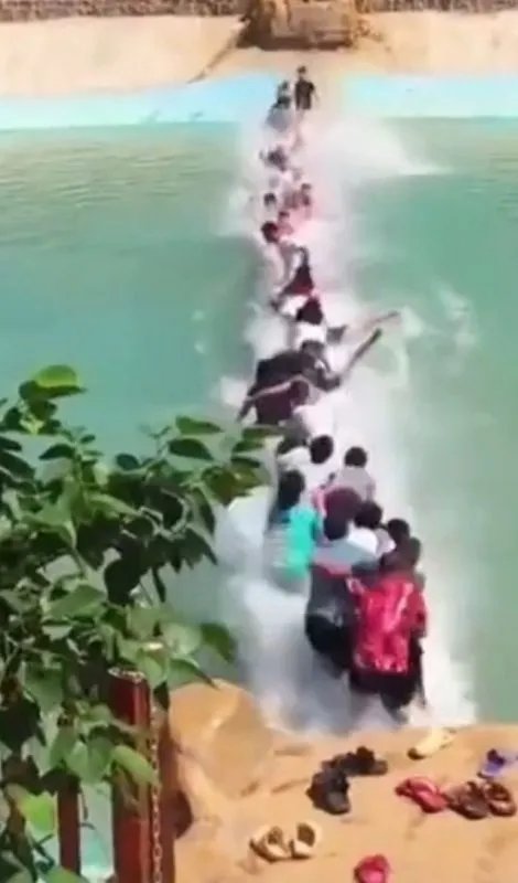 湖南邵阳一网红吊桥突然断裂游客集体落水，这种项目的安全性高吗？