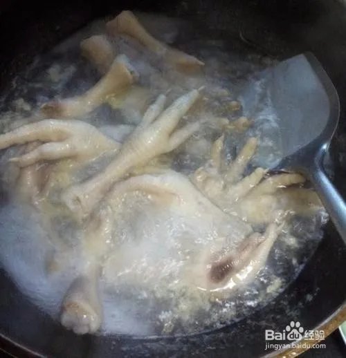 无骨鸡爪怎么去骨？用嘴啃吗？