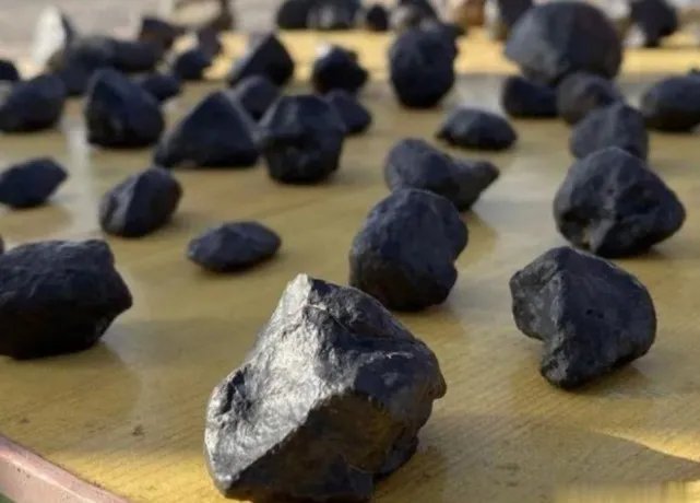 贵州女孩数百次穿越“无人区”，捡回600多颗陨石，后来怎样了？