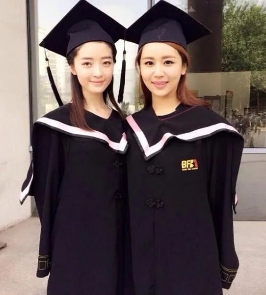 陈瑶晒学士服毕业照素颜清丽可爱，还有哪些明星晒过自己的毕业照，谁的最好看？