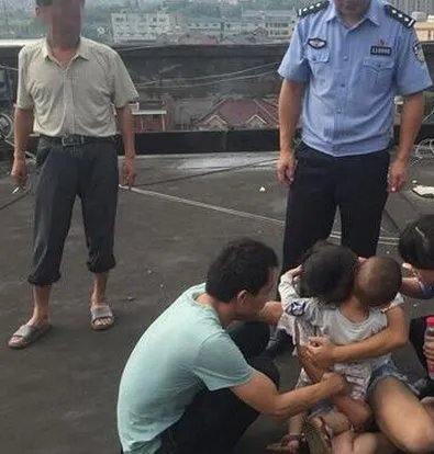 女子跳楼被警察拽回是怎么回事?