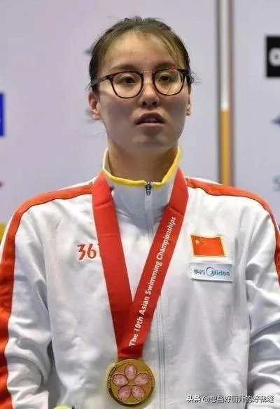 傅园慧世锦赛颗粒无收，被指心在综艺身在泳池会好吗？傅爸爸又怒怼网友，他这样对吗？