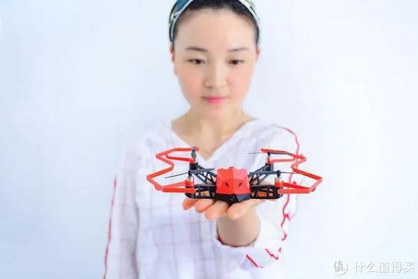 靠意念飞行到底有多玄乎？亲身体验UDrone意念无人机